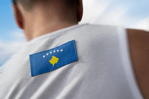The national flag of Kosovo on the athletes back — Stock Photo, Image