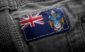 Značka na tmavém oblečení v podobě vlajky Tristan da Cunha