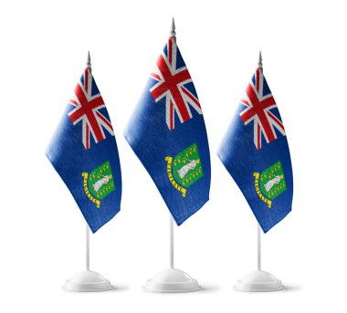 Beyaz arka planda Britanya Virjin Adaları 'nın küçük ulusal bayrakları