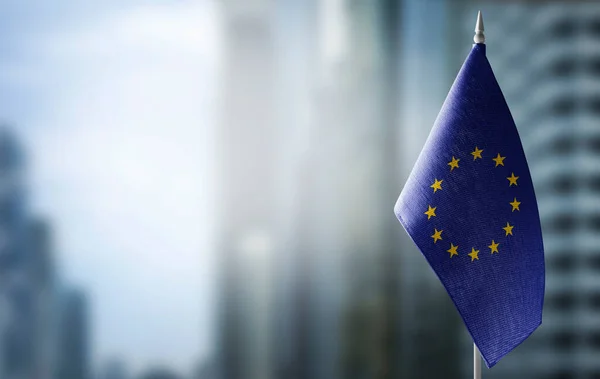 Невеликі національні прапори Європейського Союзу на світлому нечіткому тлі — стокове фото