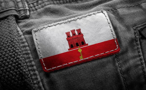 Озил на темной одежде в виде флага Гибралтара — стоковое фото