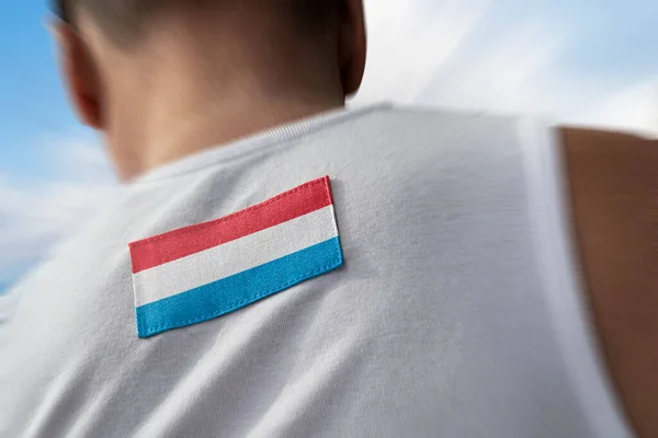 Η εθνική σημαία του Λουξεμβούργου για τους αθλητές πίσω — Φωτογραφία Αρχείου