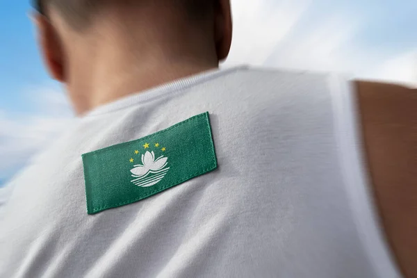 Государственный флаг Макао на спине спортсменов — стоковое фото