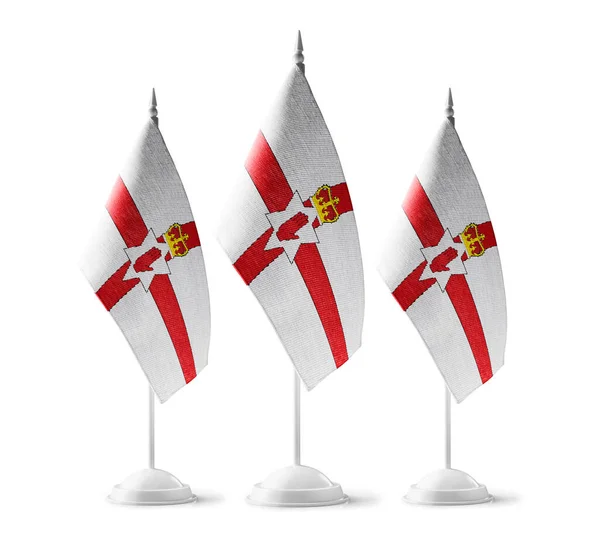 Pequenas bandeiras nacionais da Irlanda do Norte sobre um fundo branco — Fotografia de Stock
