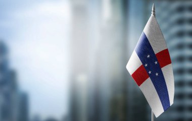 Arka planda bulanık bir arkaplanda Hollanda Antilleri 'nin küçük bir bayrağı