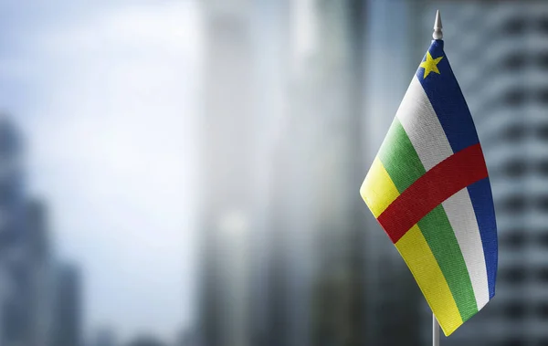 Una pequeña bandera de la República Centroafricana en el fondo de un fondo borroso — Foto de Stock