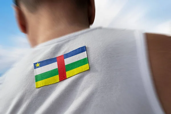Centralafrikanska republikens nationella flagga på idrottarna tillbaka — Stockfoto