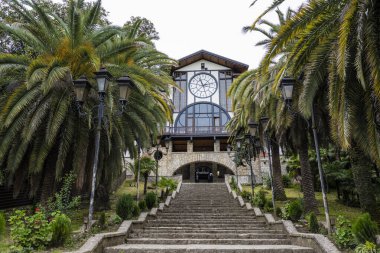 Saati olan bir bina. Abhazya Cumhuriyeti 'nin Gagra şehrindeki Gagripsh restoranı. Bulutlu gün 11 Mayıs 2021