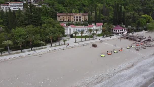 Colonnade in de stad Gagra, Republiek Abchazië. Bewolkte dag 11 mei 2021 — Stockvideo