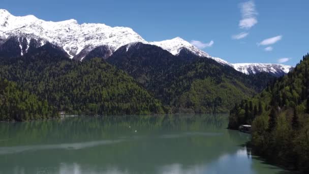 Lago Ritsa e montanhas na República da Abcásia. — Vídeo de Stock