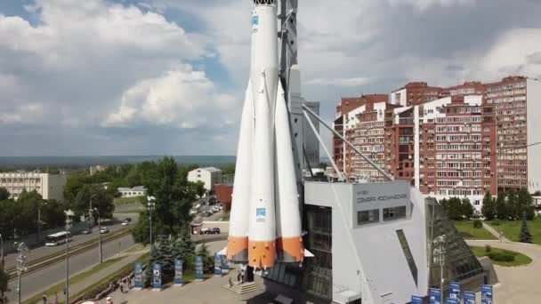 Ρωσικό διαστημόπλοιο - μνημείο στη Σαμάρα της Ρωσίας. Καθαρή ηλιόλουστη μέρα 8 Ιουνίου 2021 — Αρχείο Βίντεο