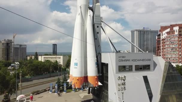 Nave espacial rusa monumento en Samara, Rusia. Día claro y soleado Junio 8, 2021 — Vídeos de Stock