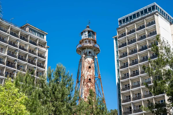 アブハジア共和国ピツンダ銀行の古い灯台。晴れた日2021年5月13日 — ストック写真
