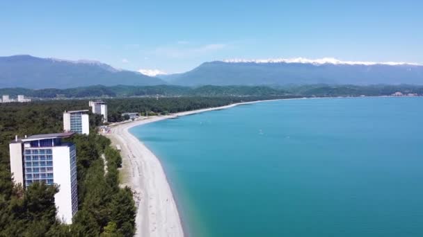 Pláž v Pitsundě, Abcházie. Jasný slunečný den 13. května 2021 — Stock video