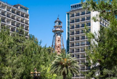 Abhazya Cumhuriyeti 'nin Pitsunda kıyısındaki eski deniz feneri. Açık güneşli gün 13 Mayıs 2021