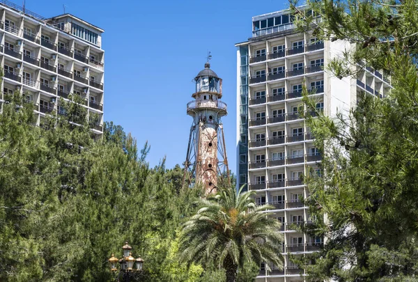 Abhazya Cumhuriyeti 'nin Pitsunda kıyısındaki eski deniz feneri. Açık güneşli gün 13 Mayıs 2021