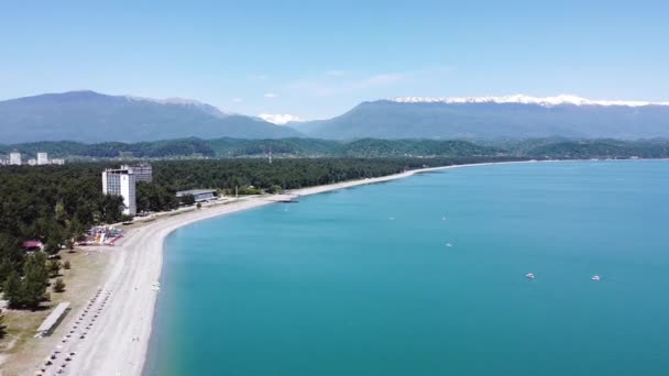 Praia em Pitsunda, República da Abcásia. Dia ensolarado claro Maio 13, 2021 — Vídeo de Stock