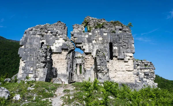 Древние руины Бзыбского храма в Республике Абхазия. Ясный солнечный день 13 мая 2021 года — стоковое фото