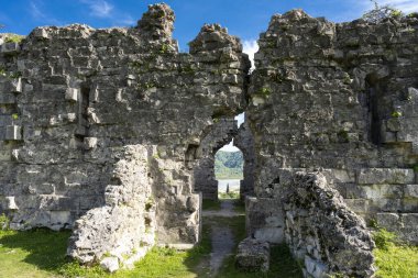 Abhazya Cumhuriyeti 'ndeki Bzyb tapınağının antik kalıntıları. Açık güneşli gün 13 Mayıs 2021