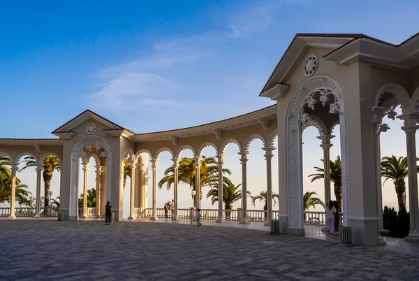 Colonnade dans la ville de Gagra, en Abkhazie. Une journée ensoleillée le 14 mai 2021 — Photo