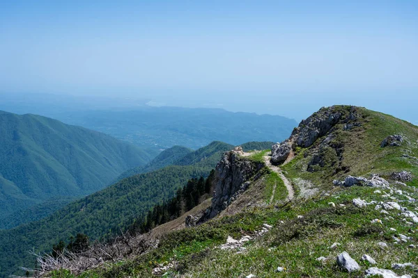 Panoramatický výhled na horu Mamzysha v Abcházii. Jasný slunečný den 15. května 2021 — Stock fotografie