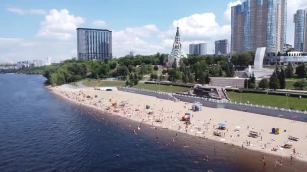 Beach and embankment in Samara, Russia. A clear sunny day on July 4, 2021 — Stock Video