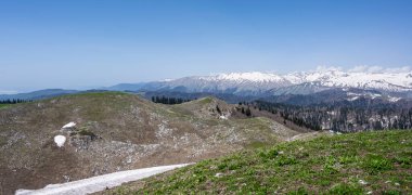 Abhazya Cumhuriyeti 'ndeki Mamzyshha Dağı' nın panoramik manzarası. Güneşli bir gün 15 Mayıs 2021