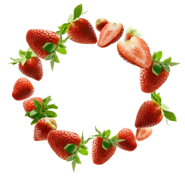 Beaucoup de fraises en forme de cadre. Isolé sur fond blanc — Photo