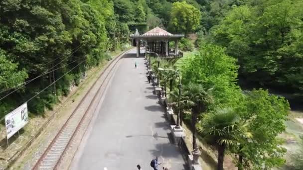 Station in New Athos in de Republiek Abchazië. Een heldere zonnige dag op 16 mei 2021 — Stockvideo