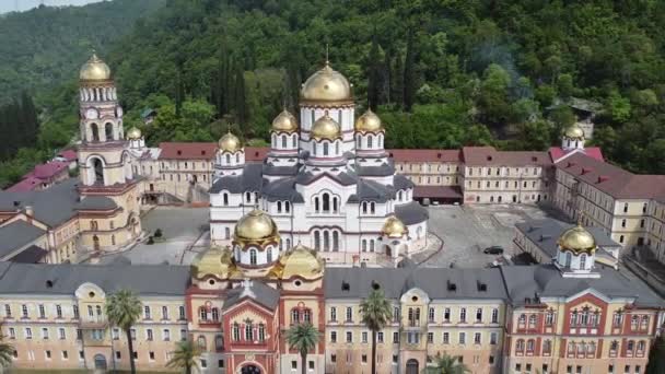 El nuevo monasterio de Athos en la República de Abjasia. Un día claro y soleado el 16 de mayo de 2021 — Vídeo de stock