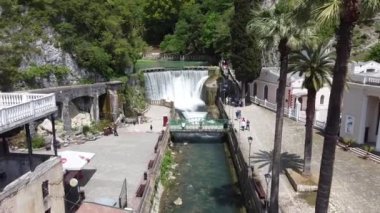Abhazya Cumhuriyeti 'nin Yeni Athos Şelalesi. Açık güneşli bir günde, 16 Mayıs 2021