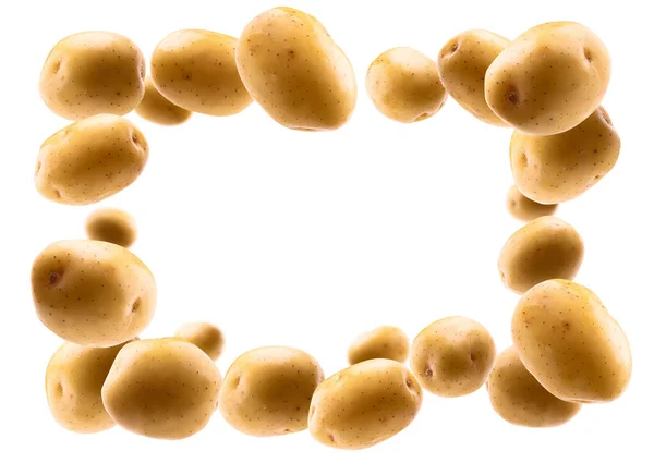 Złote ziemniaki lewitują na białym tle — Zdjęcie stockowe