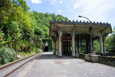 Abhazya Cumhuriyeti 'nin Yeni Athos' taki tren istasyonu. Açık güneşli bir günde, 16 Mayıs 2021