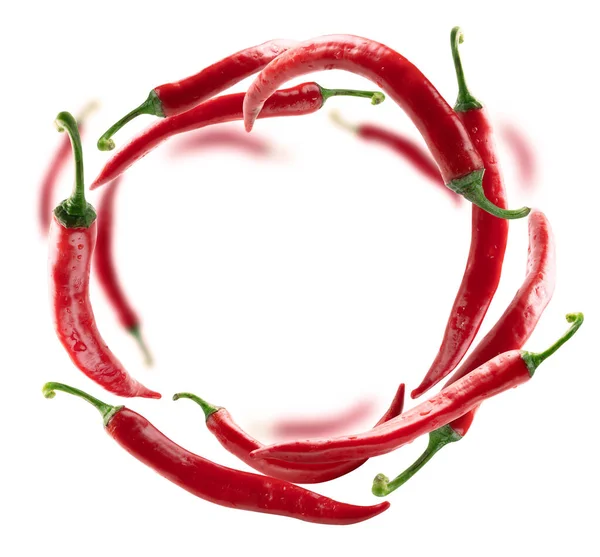 Punainen kuuma paprika levitates valkoisella pohjalla — kuvapankkivalokuva