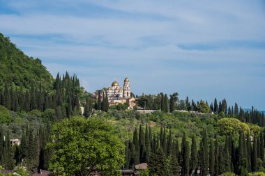 Abhazya Cumhuriyeti 'ndeki Yeni Athos Manastırı. Açık güneşli bir günde, 16 Mayıs 2021