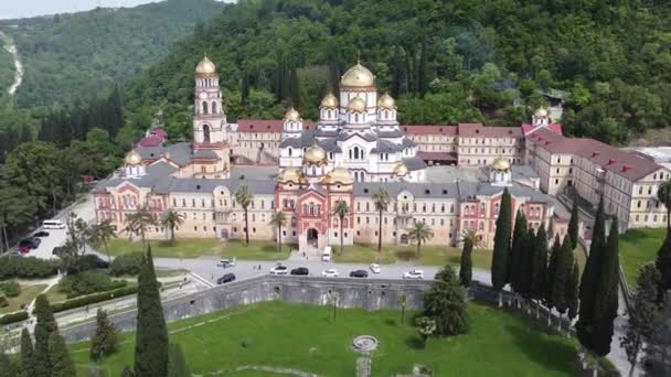 Abhazya Cumhuriyeti 'ndeki Yeni Athos Manastırı. Açık güneşli bir günde, 16 Mayıs 2021 — Stok video
