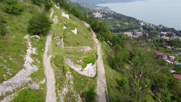 La torre della porta della fortezza di Anakopia nel Nuovo Athos della Repubblica di Abkhazia. Una chiara giornata di sole il 16 maggio 2021 — Video Stock