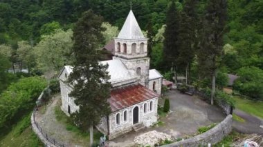 Abhazya Cumhuriyeti 'ndeki Kamansky manastırı. Bulutlu Gün 17 Mayıs 2021