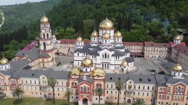 El nuevo monasterio de Athos en la República de Abjasia. Un día claro y soleado el 16 de mayo de 2021 — Vídeo de stock