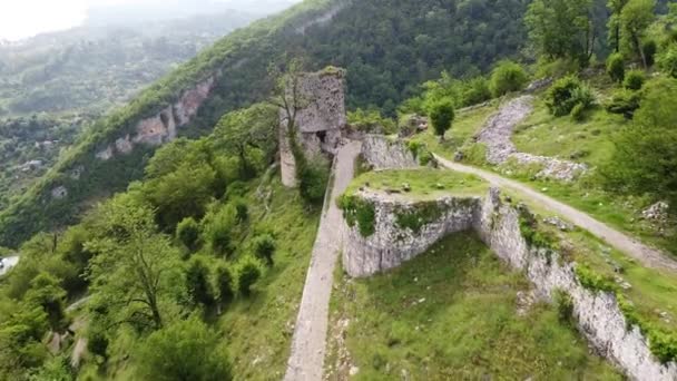 Věž brány pevnosti Anakopia v Novém Athosu Abcházie. — Stock video