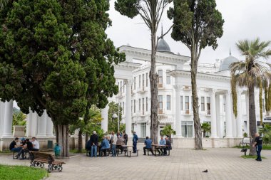 Abhazya Cumhuriyeti 'nin Sukhum şehrinin merkezinde bir cadde. Bulutlu Gün 17 Mayıs 2021