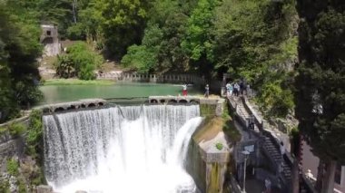 Abhazya Cumhuriyeti 'nin Yeni Athos Şelalesi. Açık güneşli bir günde, 16 Mayıs 2021