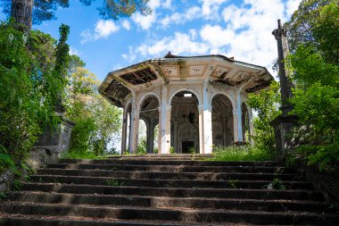 Abhazya 'nın Sukhum şehrinde terk edilmiş eski bir mimari..