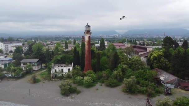 Der alte Leuchtturm in der Stadt Suchum in der Republik Abchasien. — Stockvideo