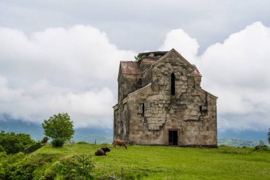 Abhazya Cumhuriyeti dağlarındaki antik bir Bedian tapınağı. Bulutlu bir gün 19 Mayıs 2021