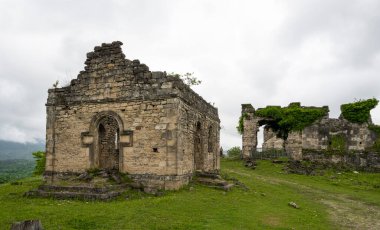 Abhazya Cumhuriyeti dağlarındaki antik bir Bedian tapınağı. Bulutlu bir gün 19 Mayıs 2021