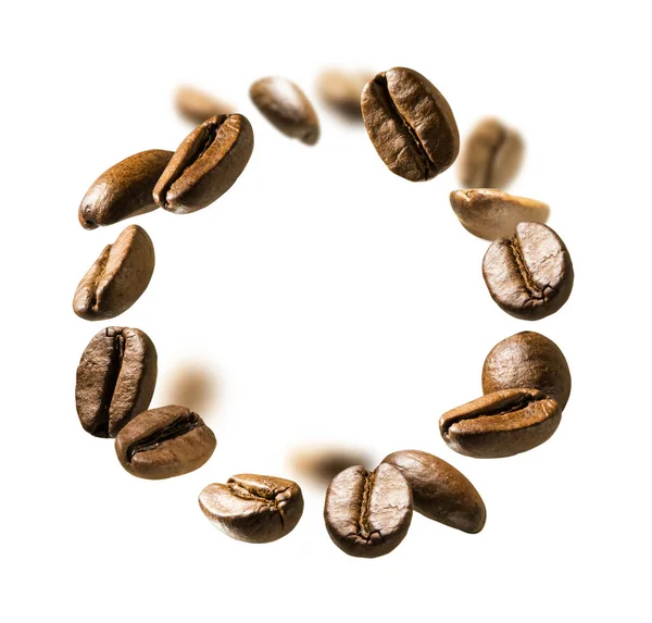 Grãos de café levitar em um fundo branco — Fotografia de Stock