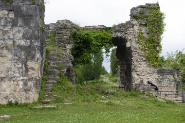 Abhazya Cumhuriyeti dağlarındaki antik bir Bedian tapınağı. Bulutlu bir gün 19 Mayıs 2021