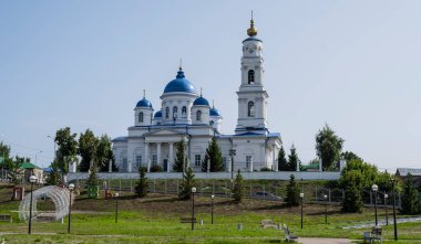 Tataristan 'ın Chistopol şehrindeki Aziz Niklas Katedrali. 19 Ağustos 2021 'de güneşli bir gün.