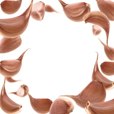 Sarımsak karanfilleri beyaz arkaplanda havaya yükselir